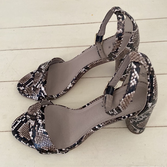 H & M ankle strap oval block heels in faux animal skin. - Picture 4 of 5
